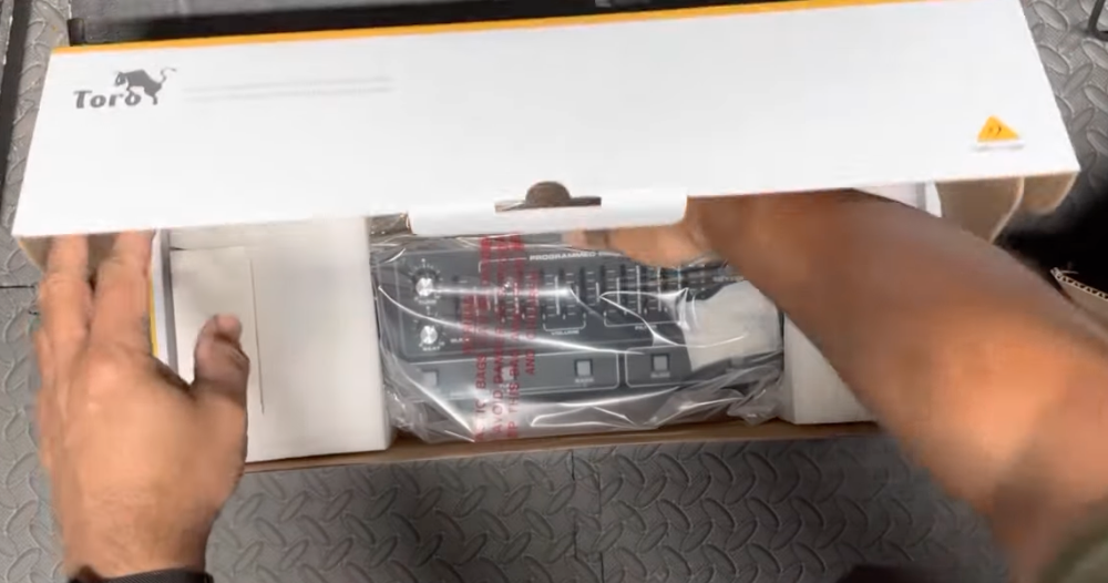 unboxing the behringer toro